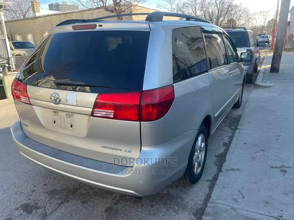 Toyota Sienna LE AWD 2005 Gold image 2