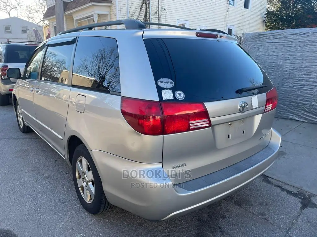 Toyota Sienna LE AWD 2005 Gold image 3