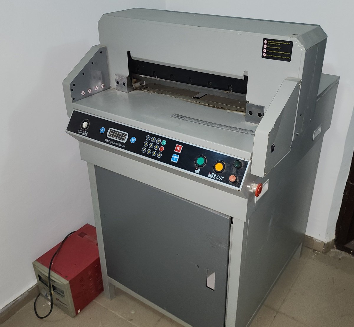 Foreign Used Electric Heavy Duty Industrial Paper Cutting Machine Available for Sale in Bwari - Abuja